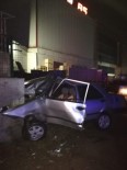Kontrolden Çıkan Otomobil İş Yerinin Duvarına Çarptı Açıklaması 1 Yaralı