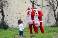NOEL BABA - Musul'da Yıkılan Camileri Noel Babalar Bastı