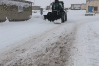 ÖZALP BELEDİYESİ - Özalp Belediyesinden Kar Temizle Çalışması
