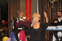 BAŞ DÖNMESİ - Ünlü Şarkıcı Sahnede Fenalaştı