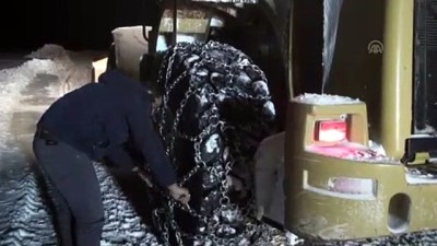 Ağrı'da Kara Saplanan Minibüsteki 6 Yolcu Kurtarıldı