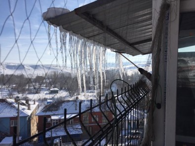 Aşırı Don Tehlikeli Sarkıklar Oluşturdu