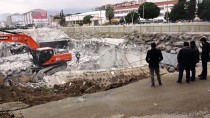 ÇÖKME ANI - Balıkesir'de AVM'nin İstinat Duvarı Çöktü