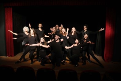 Bayraklı Belediye Tiyatrosu Perdelerini 5 Oyunla Açıyor