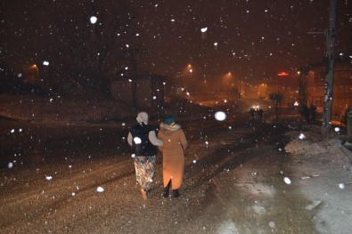 İnegöl'de Yoğun Kar Yağışı Çocuklara Yaradı