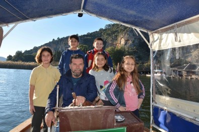 Öğrenciler Tekne Turu Yaparak Okula Ulaşıyor