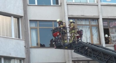(Özel) Yangında Bayılan Yaşlı Kadını İtfaiye Pencereden Girerek Kurtardı