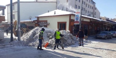 Pasinler'de Kar Temizleme Çalışmaları Tüm Hızıyla Devam Ediyor