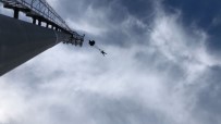 EMEKLİ ASKER - 47 Metre Yüksekliğindeki Aydınlatma Direğinden Paraşütle Atladı