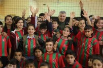 VOLEYBOL TAKIMI - Cizre Belediye Başkanı Faik Arıcan, Çocuklara Forma Hediye Etti