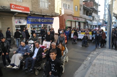 Cizre'de Dünya Engelliler Günü'nde Farkındalık Yürüyüşü