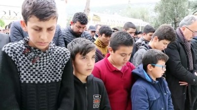 Denizli'de Otomobilin Aydınlatma Direğine Çarpması