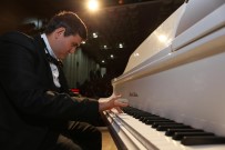 ERDEM BAYAZıT - Engelleri Aştılar, Zafere Koştular