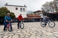 ENGELLİ ÇOCUK - Engelli Annelerine Bisiklet Eğitimi