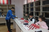 BELDIBI - Engelli Sporcu Aynı Anda 15 Öğrenciyle Satranç Oynadı