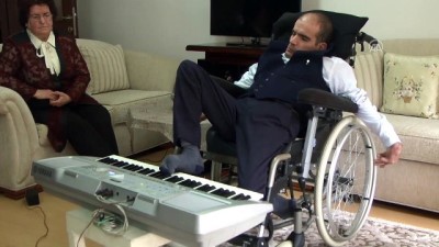 Engelli Ümithan Hayatını Ayaklarıyla Kazanıyor