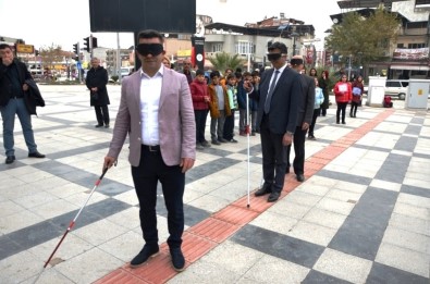 Görme Engelli Öğretmenden Dünya Engelliler Günü'nde Farkındalık Etkinliği