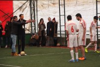 GÖRME ENGELLİLER - Gözlerini Bağlayıp Görme Engellilerle Maç Yaptılar