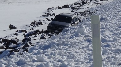 Kars'ta Buz Tutan Yolda Kayan Otomobil Şarampole Düştü