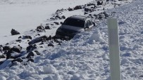 Kars'ta Buz Tutan Yolda Kayan Otomobil Şarampole Düştü Haberi