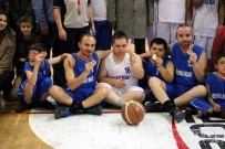 RIZA KAYAALP - Özel Sporcular İle Gazeteciler Gösteri Maçı Yaptı