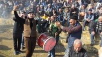 PELITKÖY - Sezonun İlk Deve Güreşlerini 10 Bin Kişi İzledi
