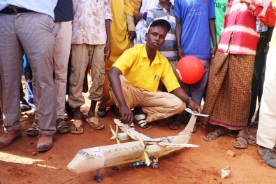 Somalili Çocuk, Televizyonda Sadece Bir Kez Gördüğü Uçağın Maketini Yaptı