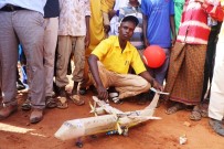 SOMALİLAND - Somalili Çocuk, Televizyonda Sadece Bir Kez Gördüğü Uçağın Maketini Yaptı