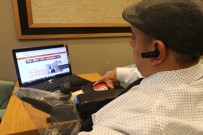 BEDENSEL ENGELLİ - Tek Koluyla 20 Yıldır Gazetecilik Yapıyor