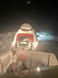 Karla Kaplı Yolu Ekipler Açtı, Ambulans Hastaya Ulaştı