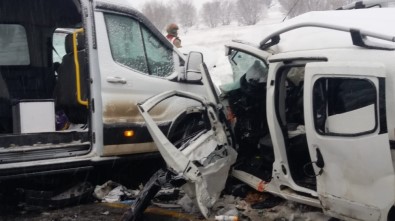 Minibüs İle Ticari Araç Çarpıştı Açıklaması 2 Ölü, 16 Yaralı