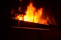 İTFAİYE ARACI - Öğrenciler Yanan Okullarının Önünde Hatıra Fotoğrafı Çektirdi