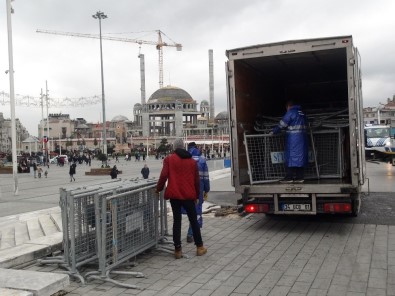 Taksim Meydanı'na Yılbaşı Öncesi Polis Bariyerleri Getirildi