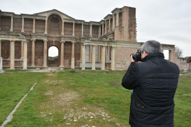 Vali Deniz Paranın İlk Basıldığı Sardes Antik Kentini Fotoğrafladı