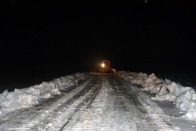 Kardan Dolayı Yolu Kapanan Köydeki Hasta, 4 Saat Süren Çalışma Sonrası Kurtarıldı