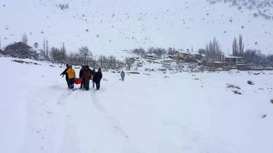 Karla Kapanan Yolda Hastayı 2 Kilometre Sedyede Taşıdılar