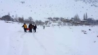 ERICEK - Karla Kapanan Yolda Hastayı 2 Kilometre Sedyede Taşıdılar