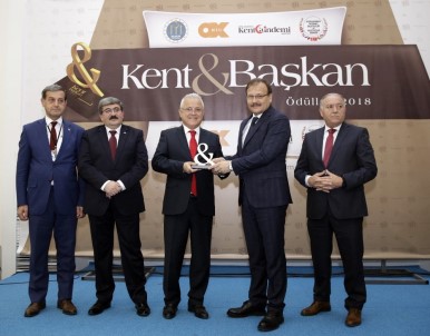 Menderes Türel'e Yılın Belediye Başkanı Ödülü