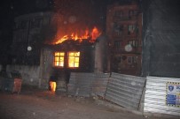 GAZI BULVARı - Metruk Binayı Ateşe Verdiler