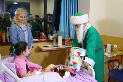 Nasreddin Hoca, Yeni Yılda Kanser Hastası Çocukları Sevindirdi