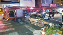 MANAVGAT ŞELALESİ - Polisten Kaçan Alkollü Sürücü Aydınlatma Direğine Çarparak Durabildi
