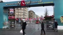 İSTİKLAL CADDESİ - Taksim'de Yılbaşı Önlemleri Alınmaya Başlandı