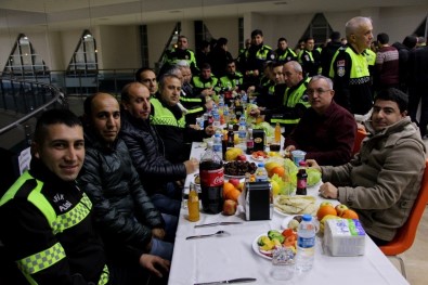 Trafik Polisleri Çiğ Köfte Partisiyle Yeni Yılı Kutladı
