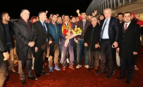 KADIR DURAN - E. Yeni Malatyasporlu Taraftarlardan Gürkan'a Sevgi Seli