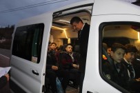 OKUL SERVİSİ - Kurallara Uyan Öğrencilere Çikolata