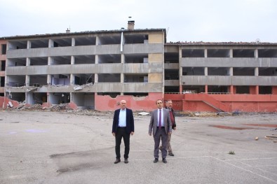 Aktekke Kent Meydanı Projesi Kapsamında İki Okulun Yıkımına Başlandı