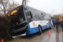 FıRAT ÜNIVERSITESI - Elazığ'da Otobüs Kanala Girdi Açıklaması  1 Yaralı