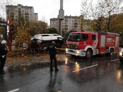 Esenyurt'ta Servis Minibüsü Ağaca Çarpıp, Devrildi Açıklaması 14 Yaralı