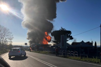 İtalya'da Akaryakıt İstasyonunda Yangın Açıklaması 2 Ölü, 17 Yaralı