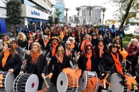 YALNIZ DEĞİLSİN - İzmirli Kadınlar Seçme Ve Seçilme Hakkını Davul Çalarak Kutladı